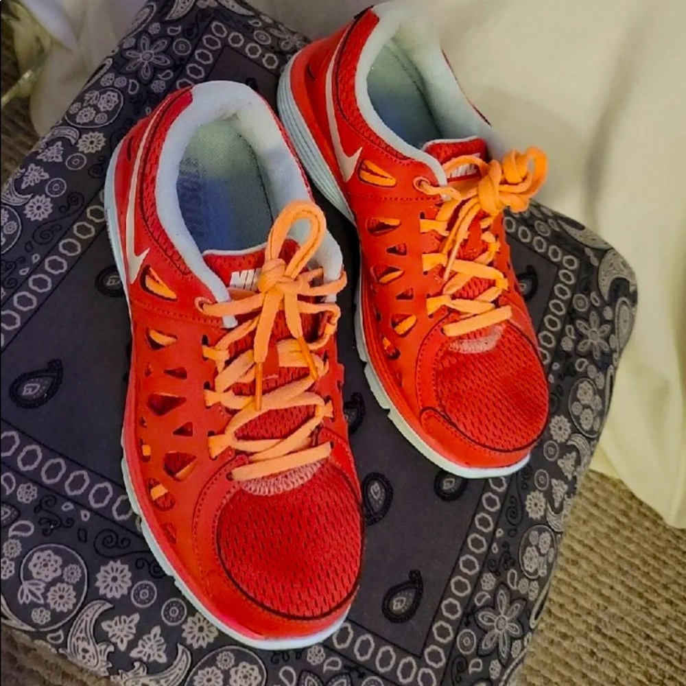 Nike’s orange & burnt red running shoes size 6.5